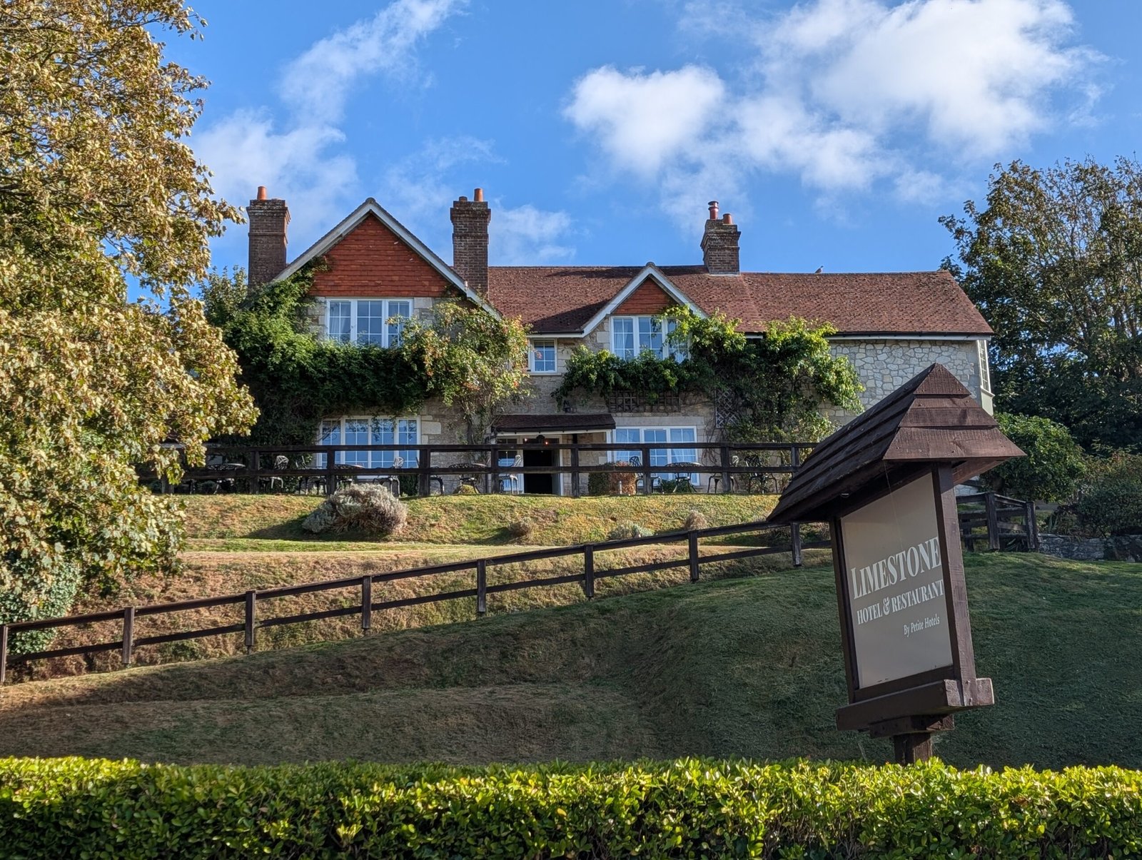 The Limestone Hotel in West Lulworth is 10 minutes walk from Lulworth Cove
